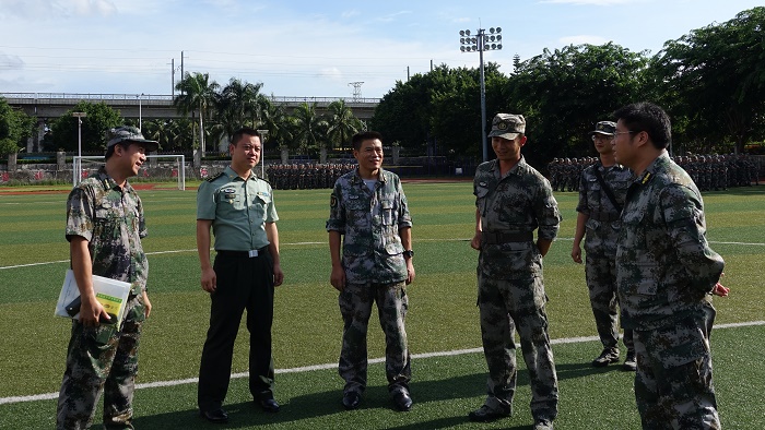 9月3日，副團長張新文和軍隊大隊部成員現場探討軍事科目表演場地設計方案(軍訓大隊部__朱澤東攝影).jpg