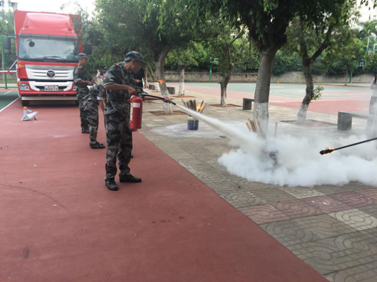 學生進行滅火器等常規消防器材使用操作（后勤保衛處_李福龍攝影）.png