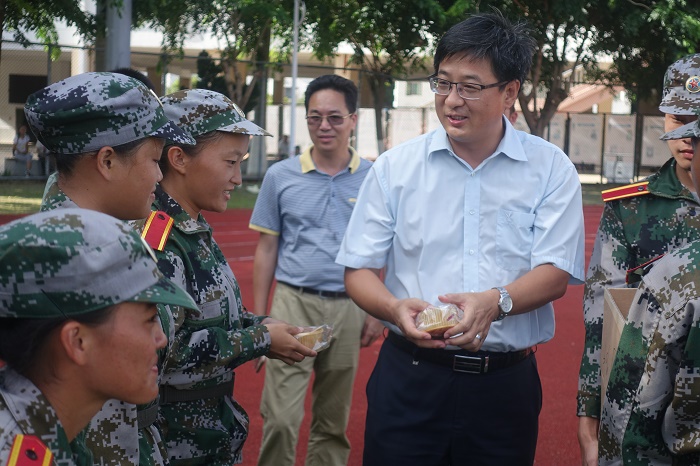 9月13日，王安興為軍訓學生分發月餅（宣傳部 袁媛攝影）.JPG