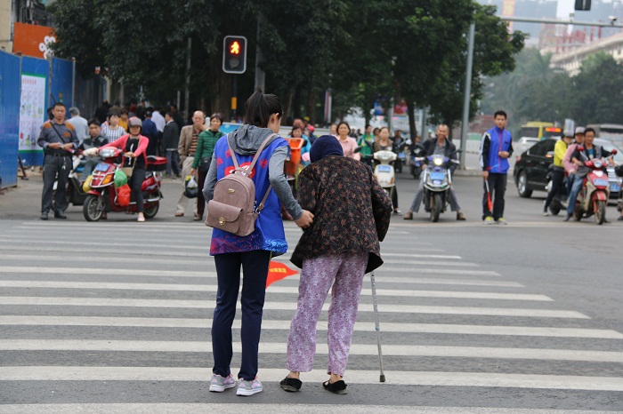 志愿者攙扶誤闖紅燈的老人（海職青年記者團 黃炳蔚攝影）.jpg