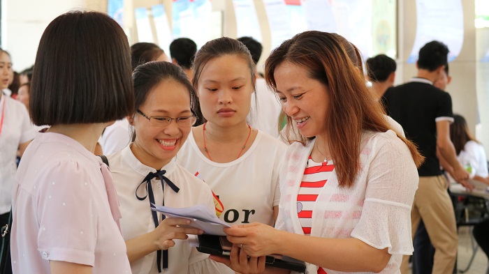 我校教師指導前來應聘學生（黨委宣傳部 袁媛攝影）.JPG