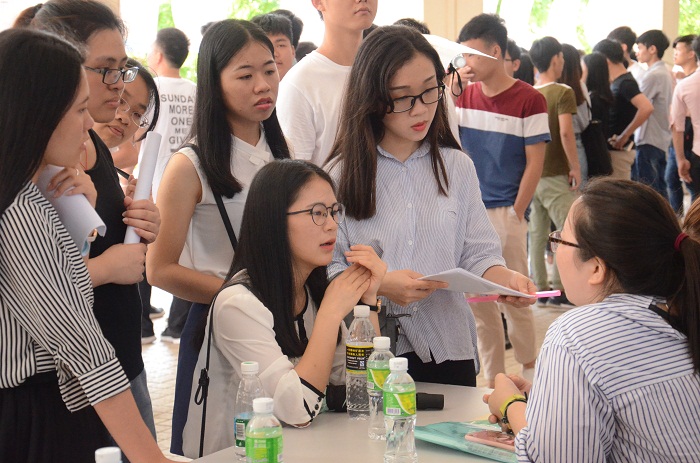 我校應聘學生向用人單位咨詢相關問題（海職青年記者團 黎加奎攝影）.JPG