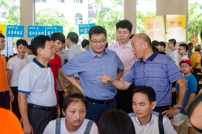 （王安興校長和王承慶書記聽取二級學院關于迎新情況的介紹 圖書館梁平攝影）.jpg