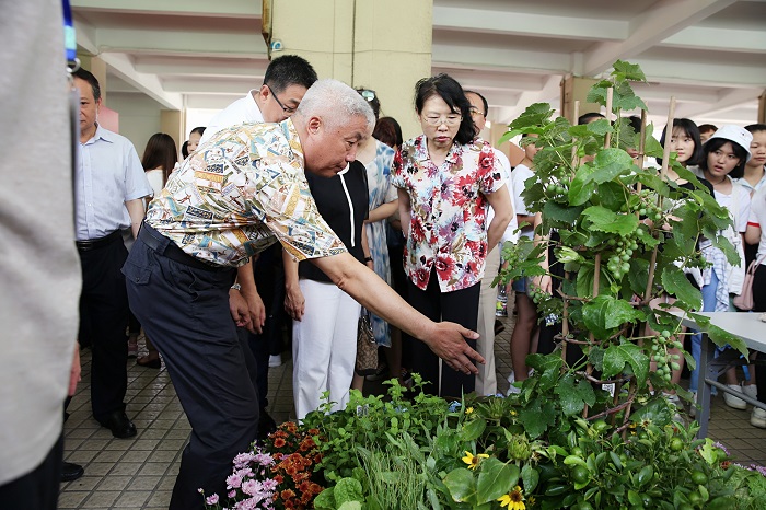 王云霞主席在創意農業展區同專業負責人交流 （黨委宣傳部供圖）.jpg