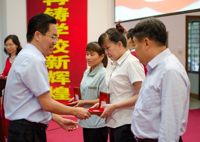 符興干為后勤公司教職工代表頒發獎章（圖書館 梁平攝影）.jpg